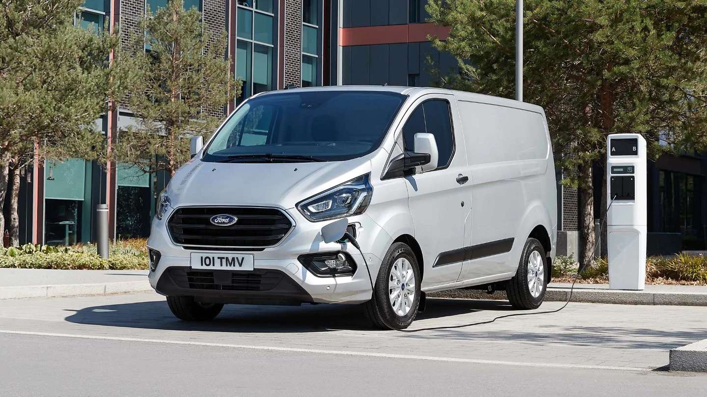 ford-transit-eu-ford-transit_custom-eu-ford_transit_3_4_front_charging_2_9_18_v3-16x9-2160x1215.jpg.renditions.extra-large1__1440x810.webp